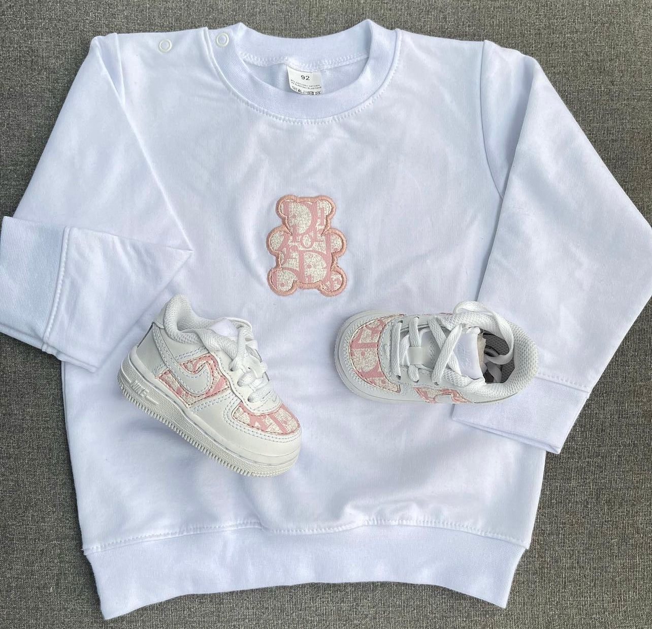 Weißer Pullover x CD Rosa Stoff