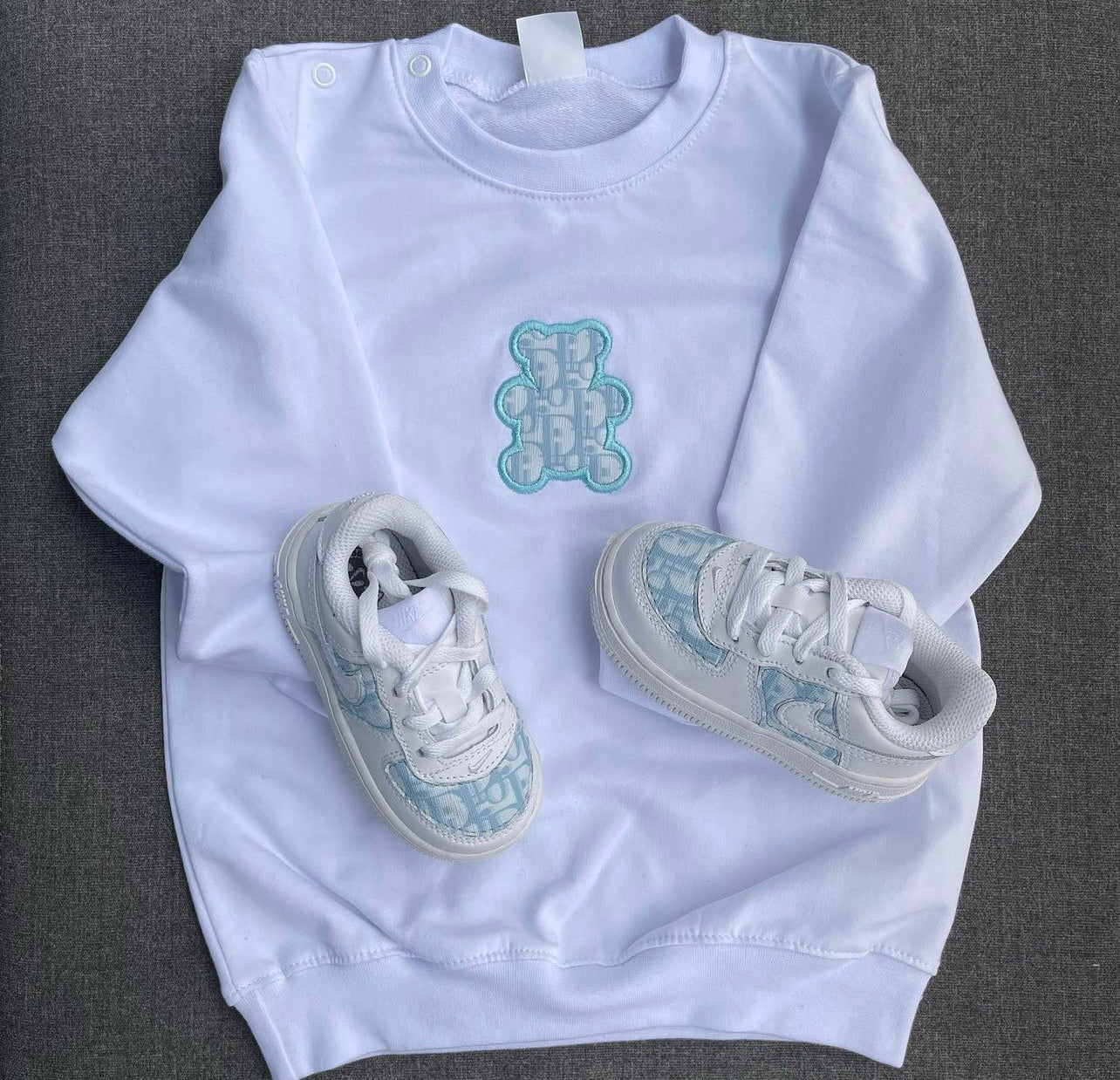Weißer Pullover x CD Babyblauer Stoff